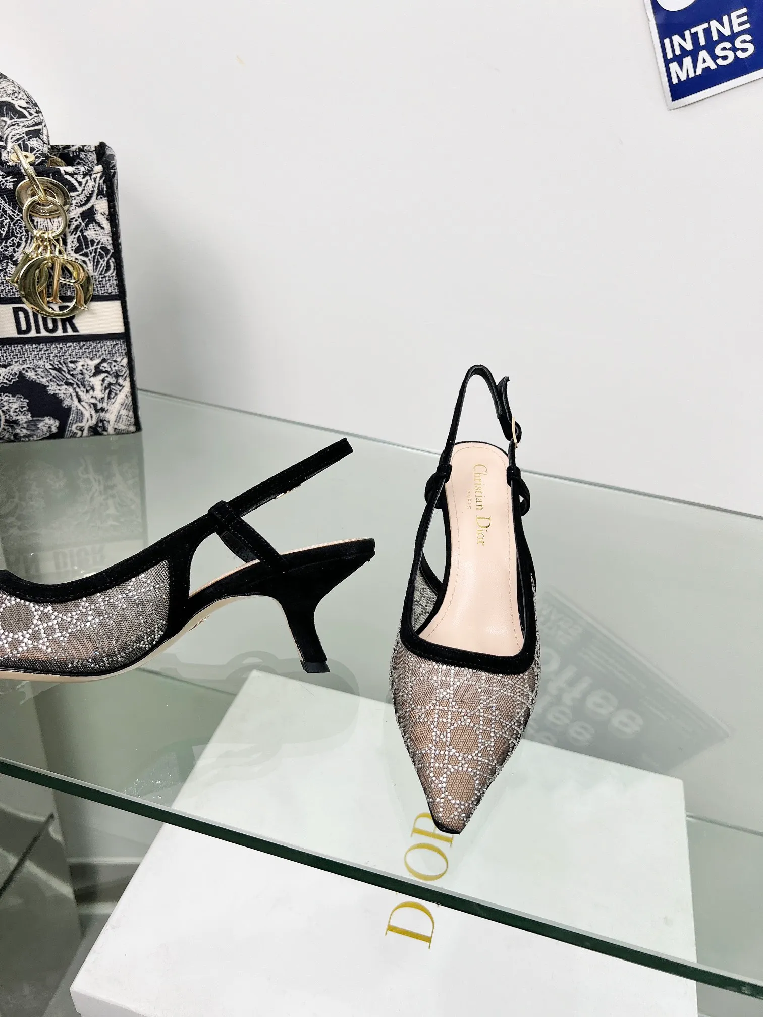 👟👟Ex-factory price 560👟👟Dior 2025 spring and summer catwalk new style bling...bling...crystal shoes Capture one-line high-heeled Mule women's shoes Star same rhinestone square toe cannage pattern cat heel slippers The top high-end version on the market Exclusive sale Material: original custom mesh inlaid with hot Australian rhinestones + water-dyed sheepskin feet + original molded hardware buckles + Italian leather outsole Heel height: 6.5CM/9.5CM size: 33-44 (33.34.40.41.42.43.44 is custom-made and cannot be returned or exchanged)